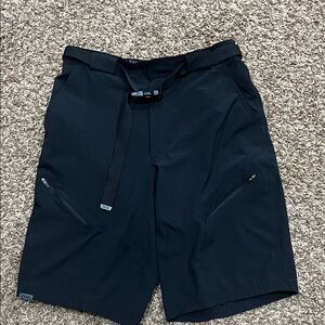 Zoic guide shorts sz L